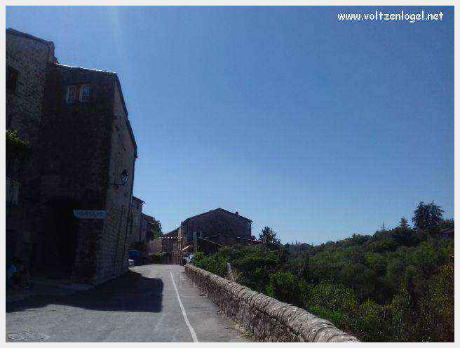 Vue panoramique de Balazuc, village médiéval en Ardèche, avec ses ruelles pavées et son château historique.
