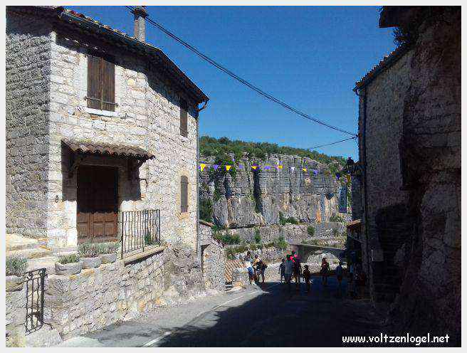 Vue panoramique de Balazuc, village médiéval en Ardèche, avec ses ruelles pavées et son château historique.