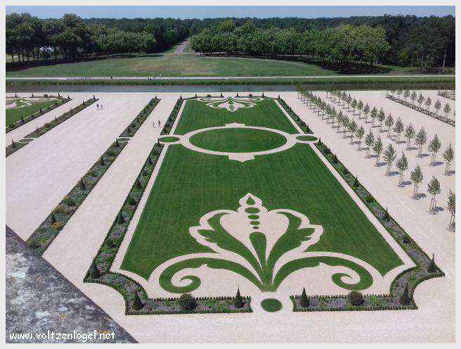 Vue majestueuse du Château de Chambord et ses jardins Renaissance