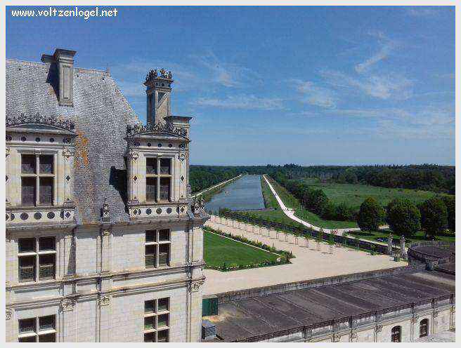 Vue majestueuse du Château de Chambord et ses jardins Renaissance