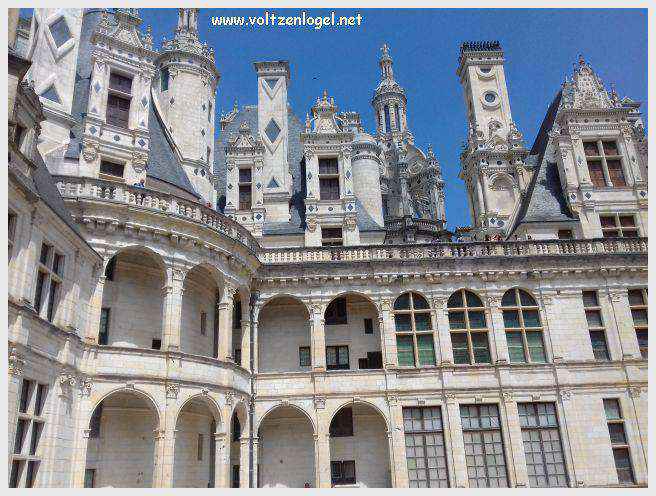 Vue majestueuse du Château de Chambord et ses jardins Renaissance