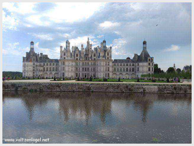 Vue majestueuse du Château de Chambord et ses jardins Renaissance