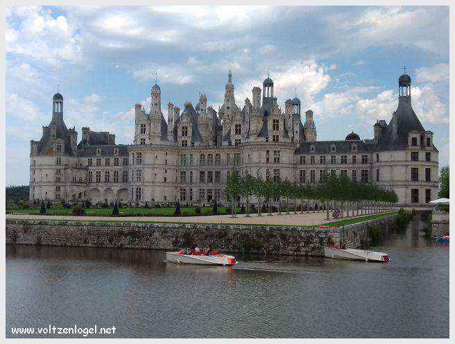 Vue majestueuse du Château de Chambord et ses jardins Renaissance