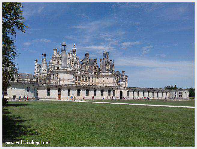 Vue majestueuse du Château de Chambord et ses jardins Renaissance