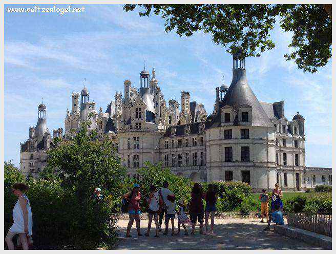 Vue majestueuse du Château de Chambord et ses jardins Renaissance