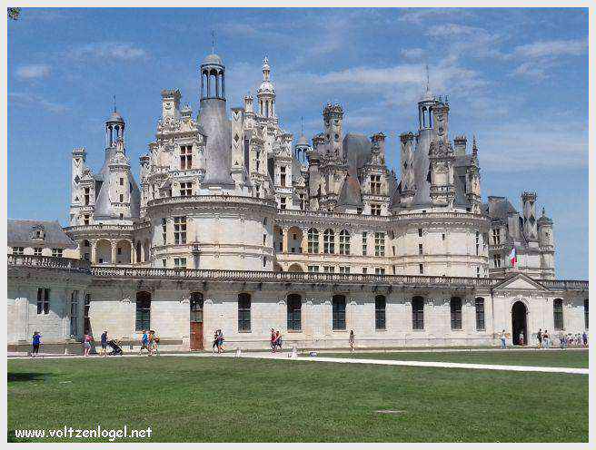 Vue majestueuse du Château de Chambord et ses jardins Renaissance