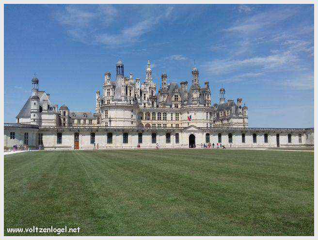 Vue majestueuse du Château de Chambord et ses jardins Renaissance