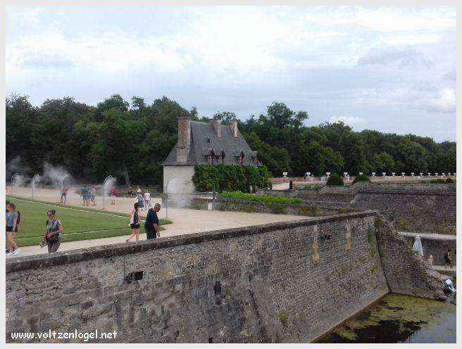 Château de Chenonceau : symbole de la Renaissance française et de la beauté des jardins historiques.