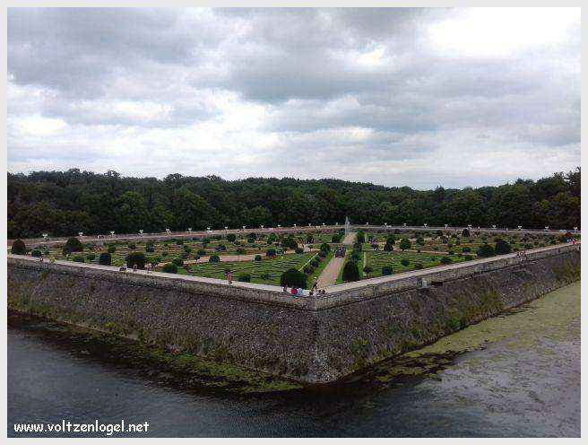 Château de Chenonceau : symbole de la Renaissance française et de la beauté des jardins historiques.