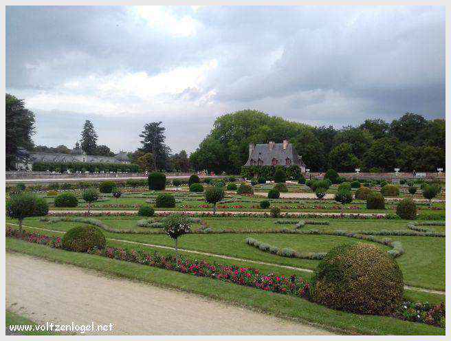 Château de Chenonceau : symbole de la Renaissance française et de la beauté des jardins historiques.