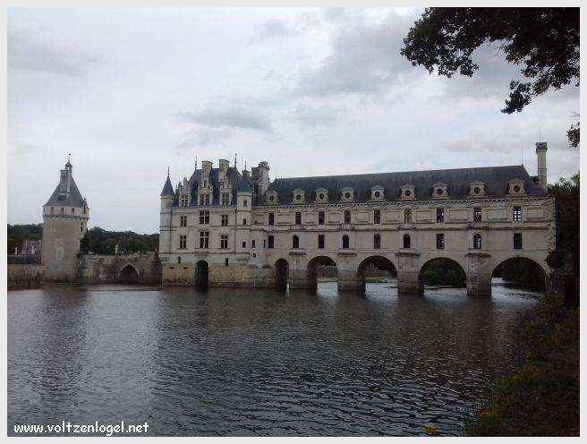 Château de Chenonceau : symbole de la Renaissance française et de la beauté des jardins historiques.