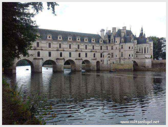 Château de Chenonceau : symbole de la Renaissance française et de la beauté des jardins historiques.