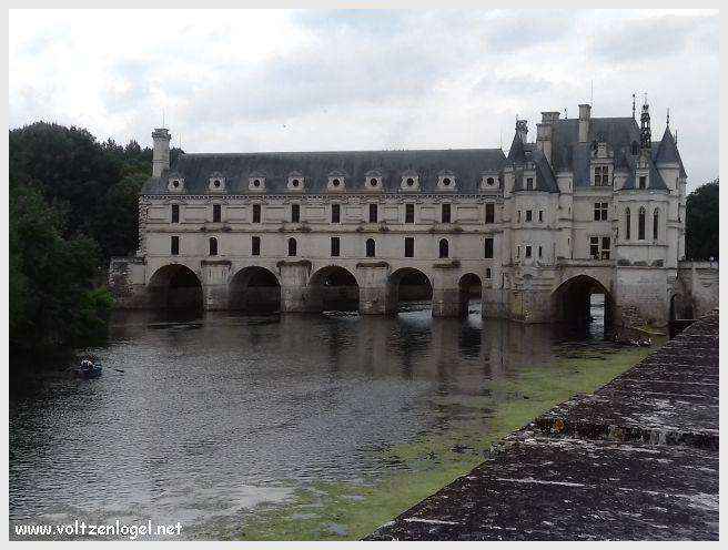 Château de Chenonceau : symbole de la Renaissance française et de la beauté des jardins historiques.