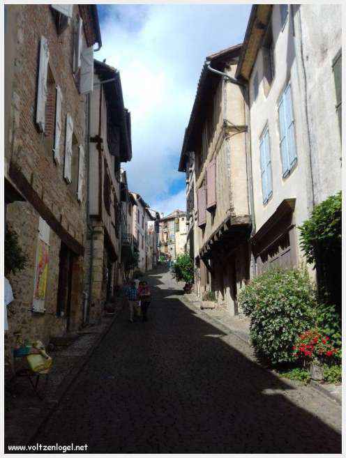Vue panoramique de Cordes-sur-Ciel, joyau médiéval perché dans le Tarn