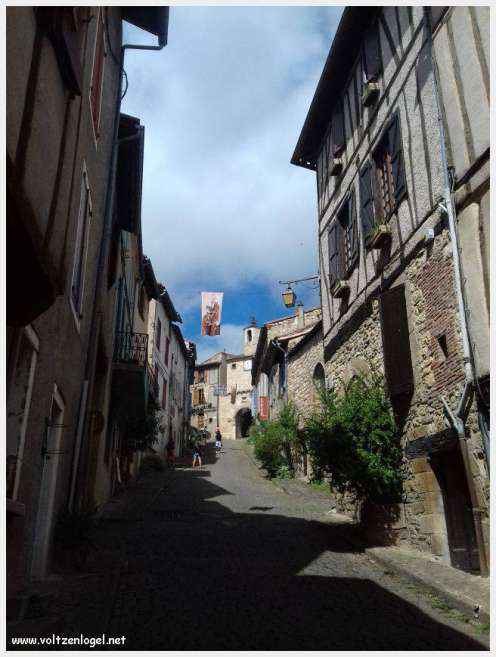 Vue panoramique de Cordes-sur-Ciel, joyau médiéval perché dans le Tarn
