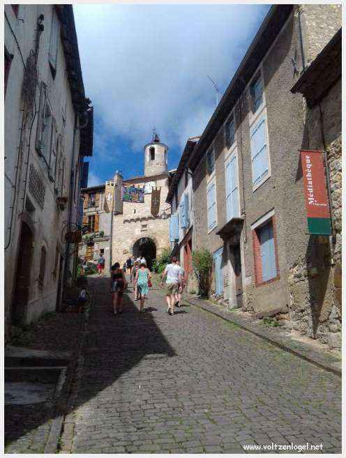 Vue panoramique de Cordes-sur-Ciel, joyau médiéval perché dans le Tarn