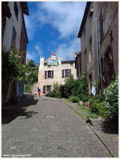 Vue panoramique de Cordes-sur-Ciel, joyau médiéval perché dans le Tarn