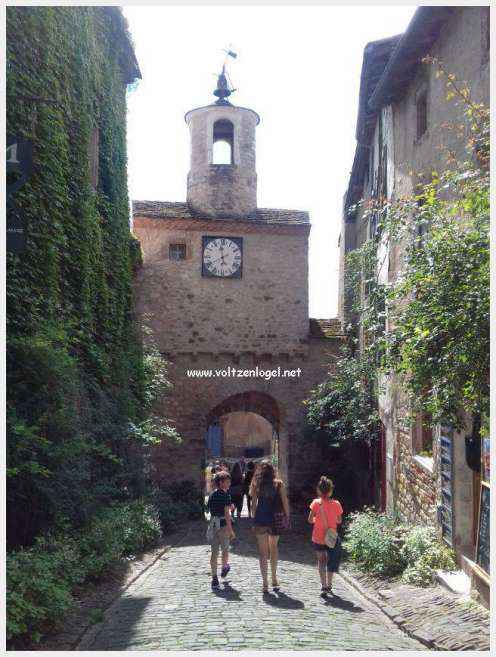 Vue panoramique de Cordes-sur-Ciel, joyau médiéval perché dans le Tarn