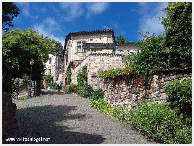 Vue panoramique de Cordes-sur-Ciel, joyau médiéval perché dans le Tarn