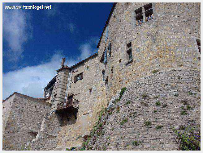 Vue panoramique de Cordes-sur-Ciel, joyau médiéval perché dans le Tarn
