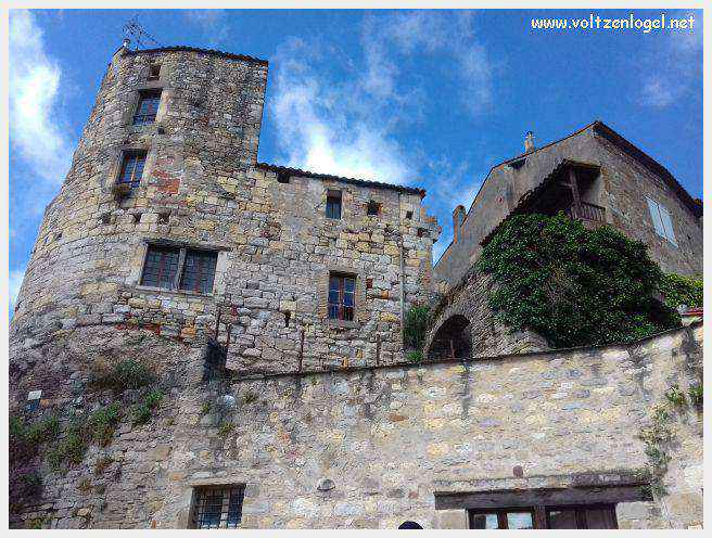 Vue panoramique de Cordes-sur-Ciel, joyau médiéval perché dans le Tarn