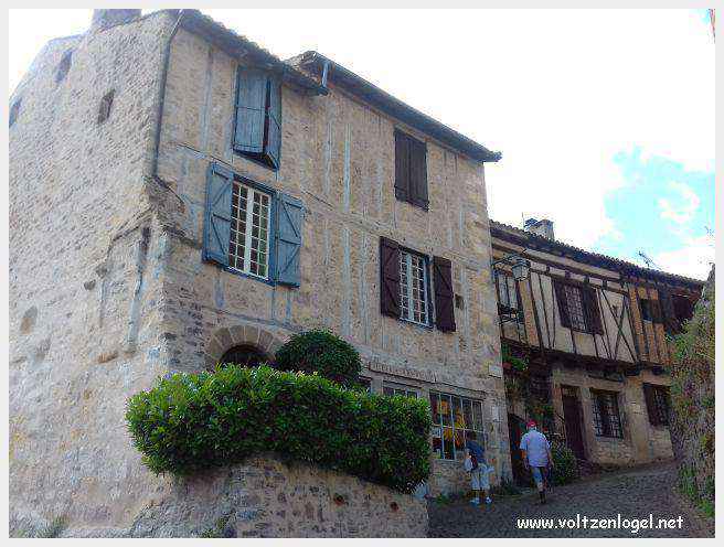 Vue panoramique de Cordes-sur-Ciel, joyau médiéval perché dans le Tarn
