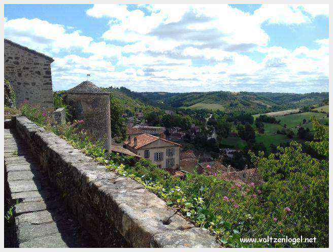 Vue panoramique de Cordes-sur-Ciel, joyau médiéval perché dans le Tarn