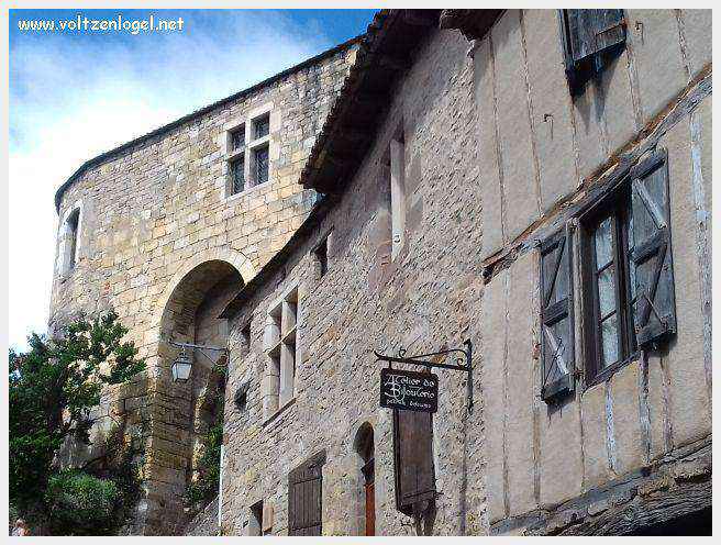 Vue panoramique de Cordes-sur-Ciel, joyau médiéval perché dans le Tarn