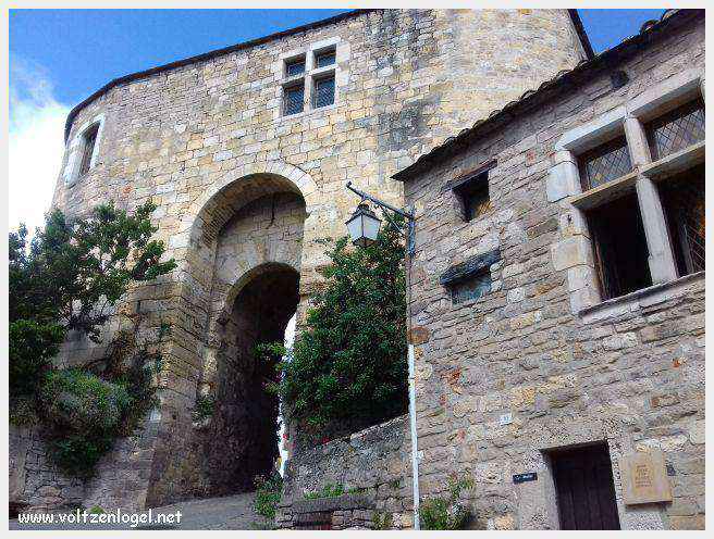 Vue panoramique de Cordes-sur-Ciel, joyau médiéval perché dans le Tarn