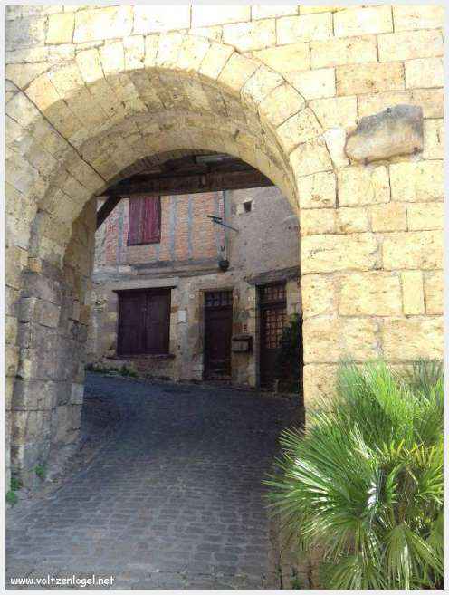 Vue panoramique de Cordes-sur-Ciel, joyau médiéval perché dans le Tarn