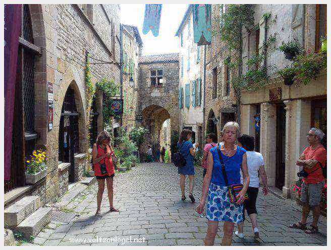 Vue panoramique de Cordes-sur-Ciel, joyau médiéval perché dans le Tarn