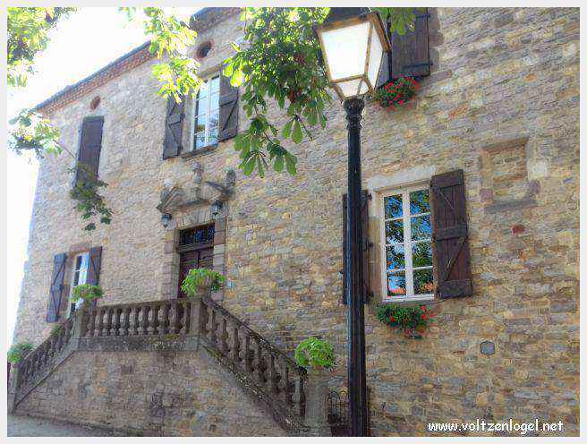Vue panoramique de Cordes-sur-Ciel, joyau médiéval perché dans le Tarn