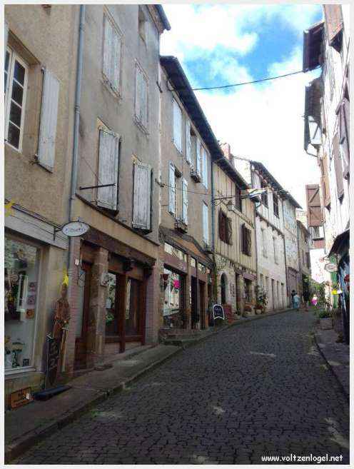Vue panoramique de Cordes-sur-Ciel, joyau médiéval perché dans le Tarn