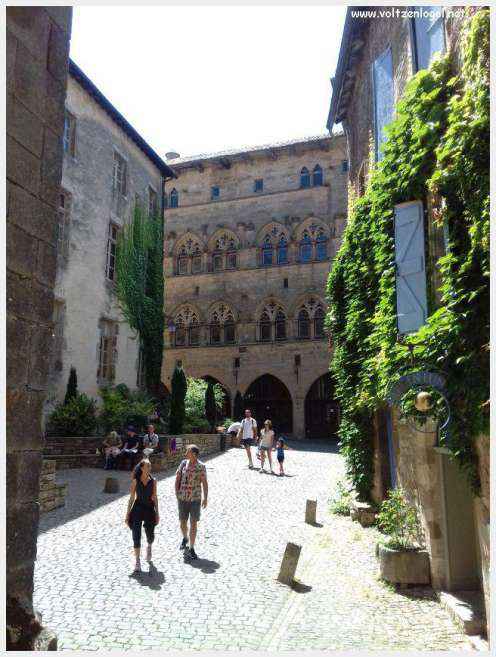 La cité médiévale de Cordes-sur-Ciel perchée sur les collines du Tarn