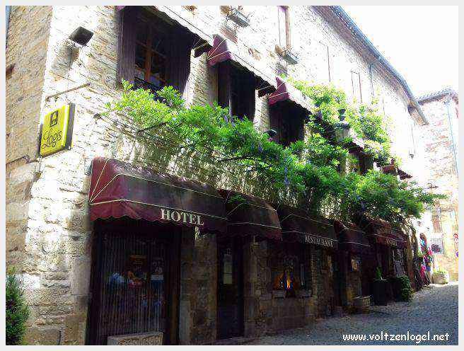 La cité médiévale de Cordes-sur-Ciel perchée sur les collines du Tarn