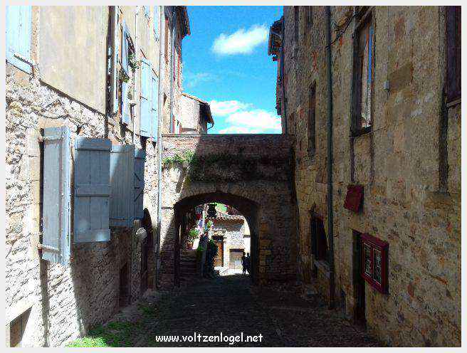 La cité médiévale de Cordes-sur-Ciel perchée sur les collines du Tarn
