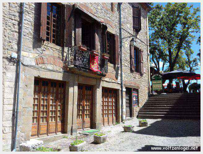 La cité médiévale de Cordes-sur-Ciel perchée sur les collines du Tarn