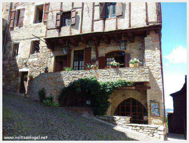 La cité médiévale de Cordes-sur-Ciel perchée sur les collines du Tarn