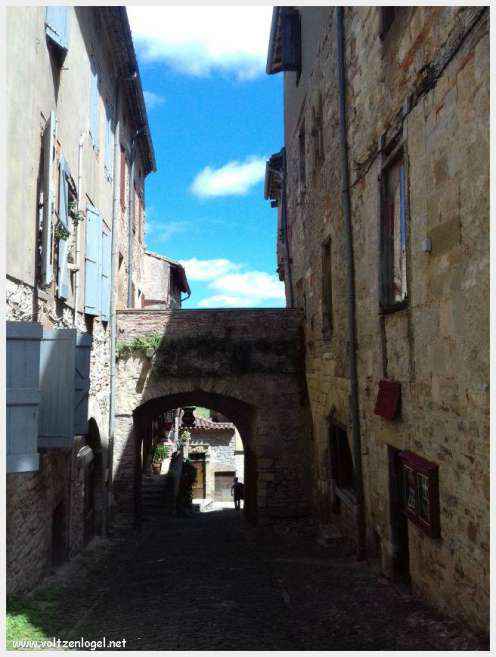 La cité médiévale de Cordes-sur-Ciel perchée sur les collines du Tarn