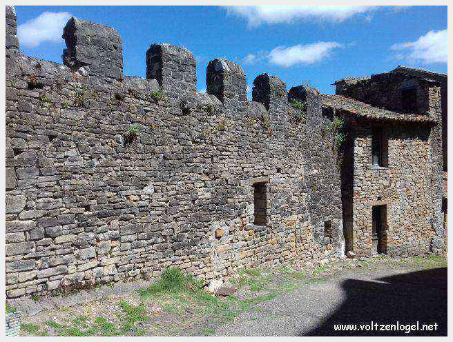 La cité médiévale de Cordes-sur-Ciel perchée sur les collines du Tarn