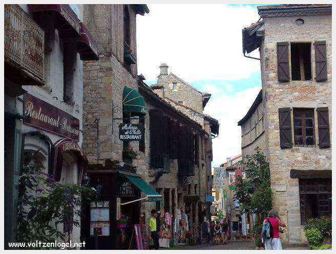 Vue panoramique sur les toits de Cordes-sur-Ciel, cité médiévale perchée