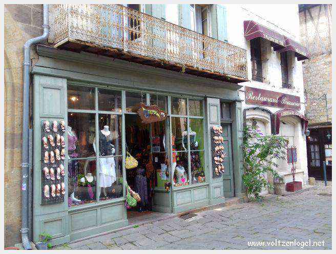 Vue panoramique sur les toits de Cordes-sur-Ciel, cité médiévale perchée