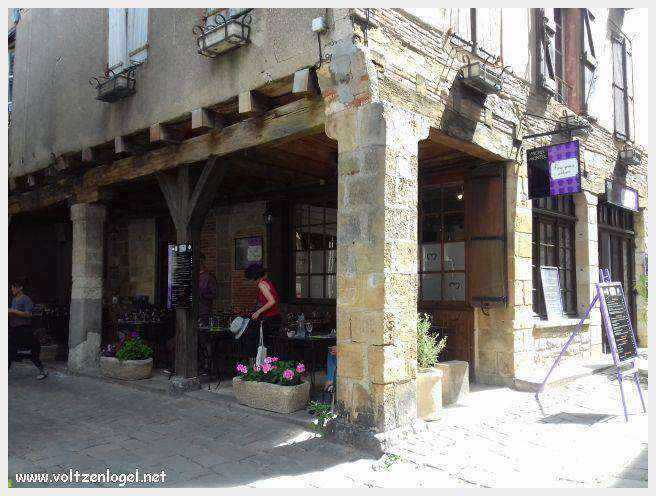 Vue panoramique sur les toits de Cordes-sur-Ciel, cité médiévale perchée