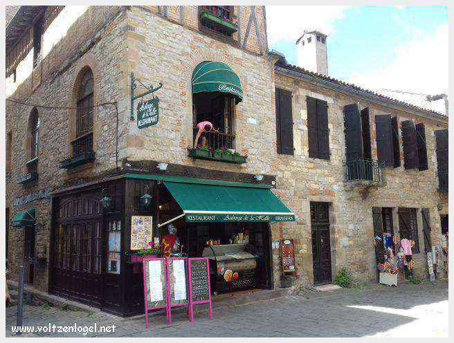 Vue panoramique sur les toits de Cordes-sur-Ciel, cité médiévale perchée