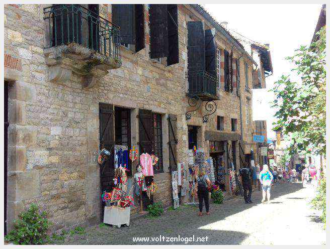 Vue panoramique sur les toits de Cordes-sur-Ciel, cité médiévale perchée