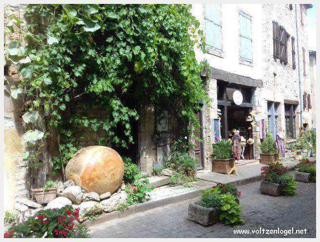 Vue panoramique sur les toits de Cordes-sur-Ciel, cité médiévale perchée