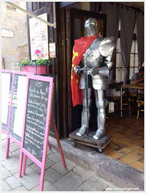 Vue panoramique sur les toits de Cordes-sur-Ciel, cité médiévale perchée