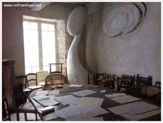 Vue panoramique sur les toits de Cordes-sur-Ciel, cité médiévale perchée