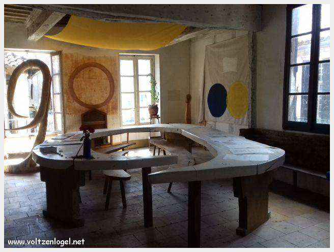 Vue panoramique sur les toits de Cordes-sur-Ciel, cité médiévale perchée