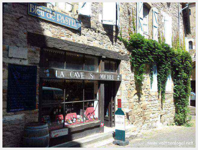 Vue panoramique sur les toits de Cordes-sur-Ciel, cité médiévale perchée